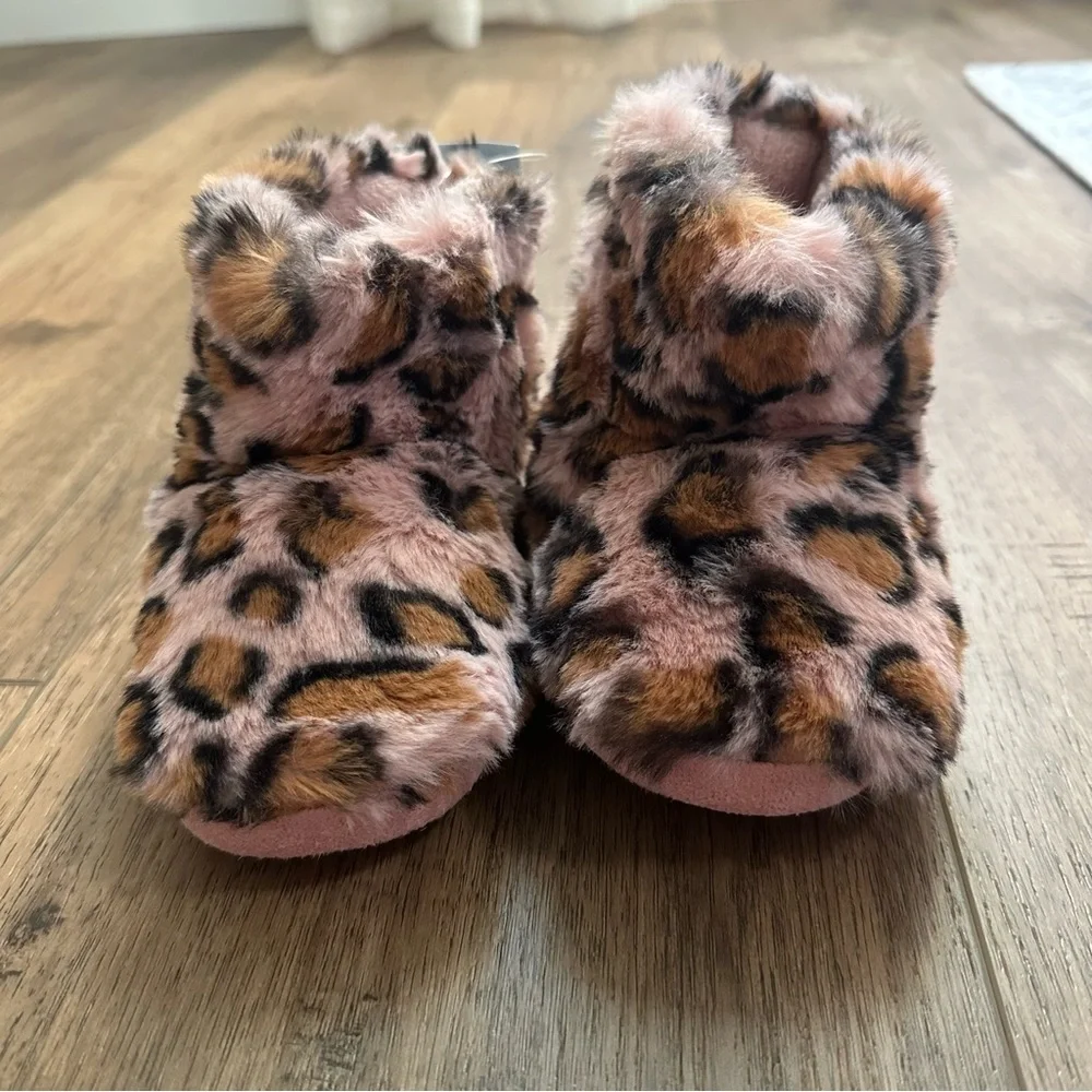 NWT!! Cat & Jack Leopard Print Kids Slippers, Pink Dallas Style, Non-Slip, S 5/6
